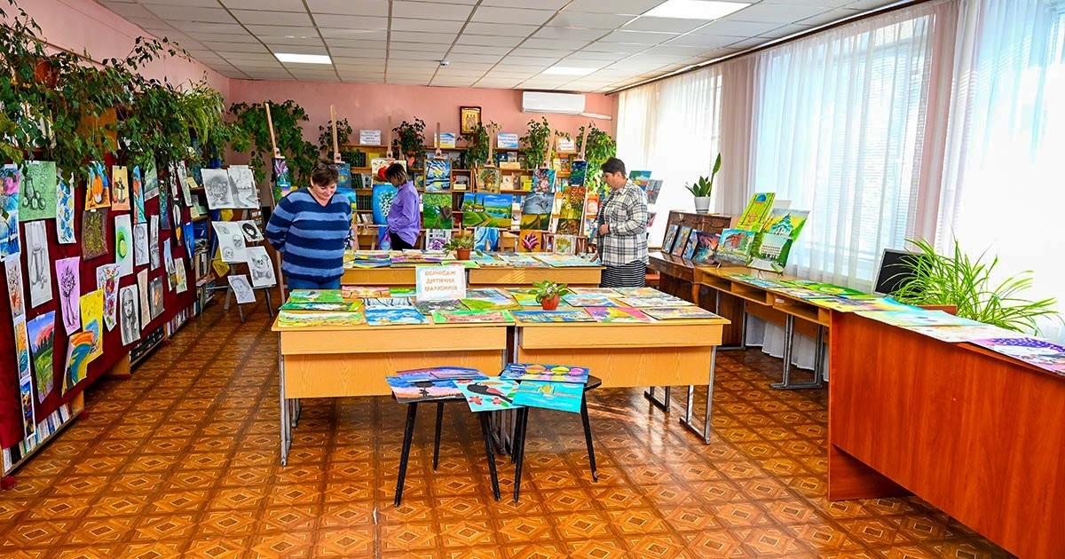 Зала, залита барвами й талантом: вернісаж дитячих малюнків у Центральній бібліотеці у Кагарлику