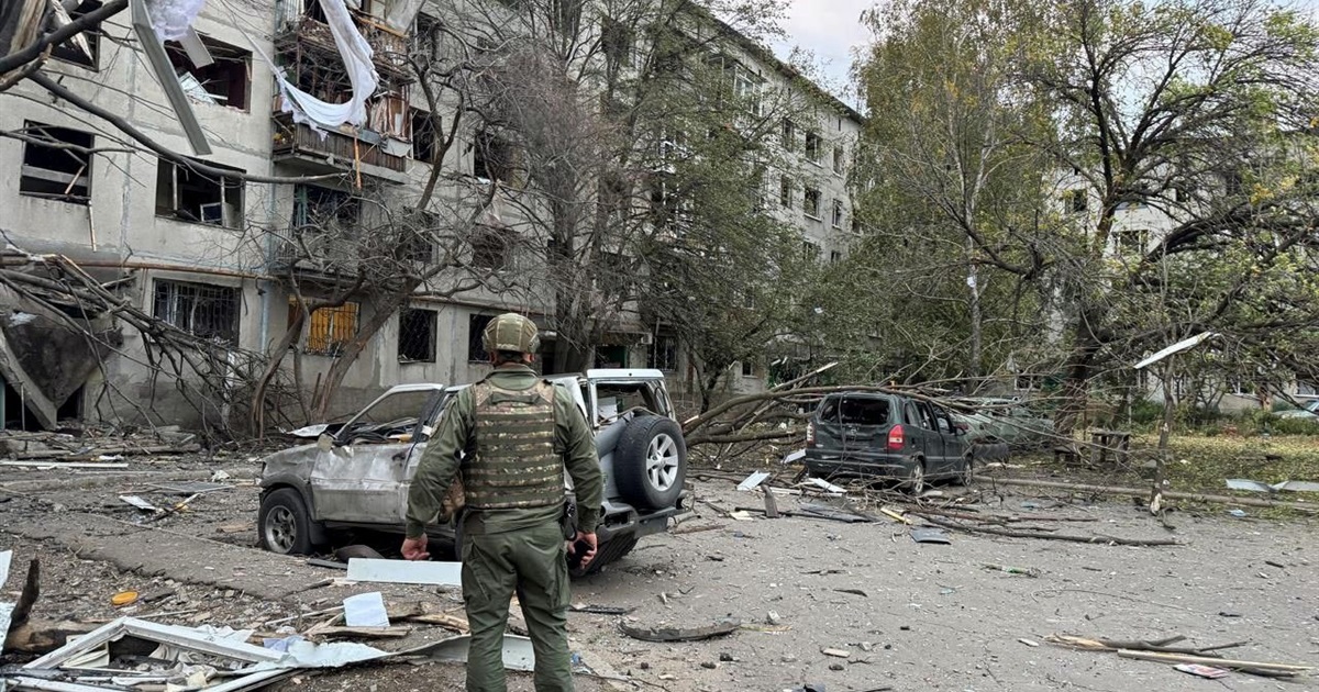Обстрілюють з усього наявного озброєння, але там досі залишаються люди. Що відбувається на Донеччині