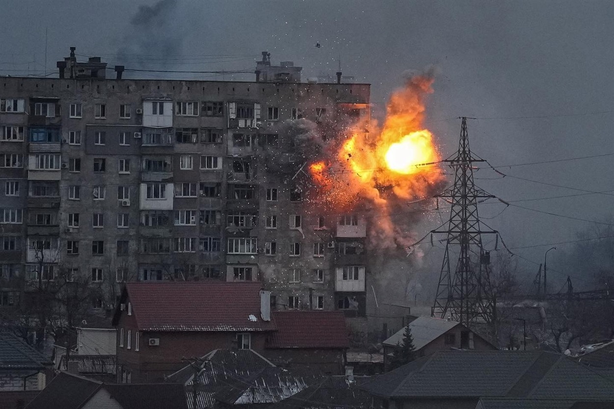 Ворожі обстріли Маріуполя