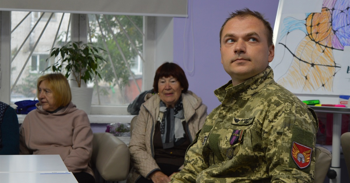 У Корюківці жінки-волонтерки зустрілися з воїном-земляком, який після поранення приїхав додому