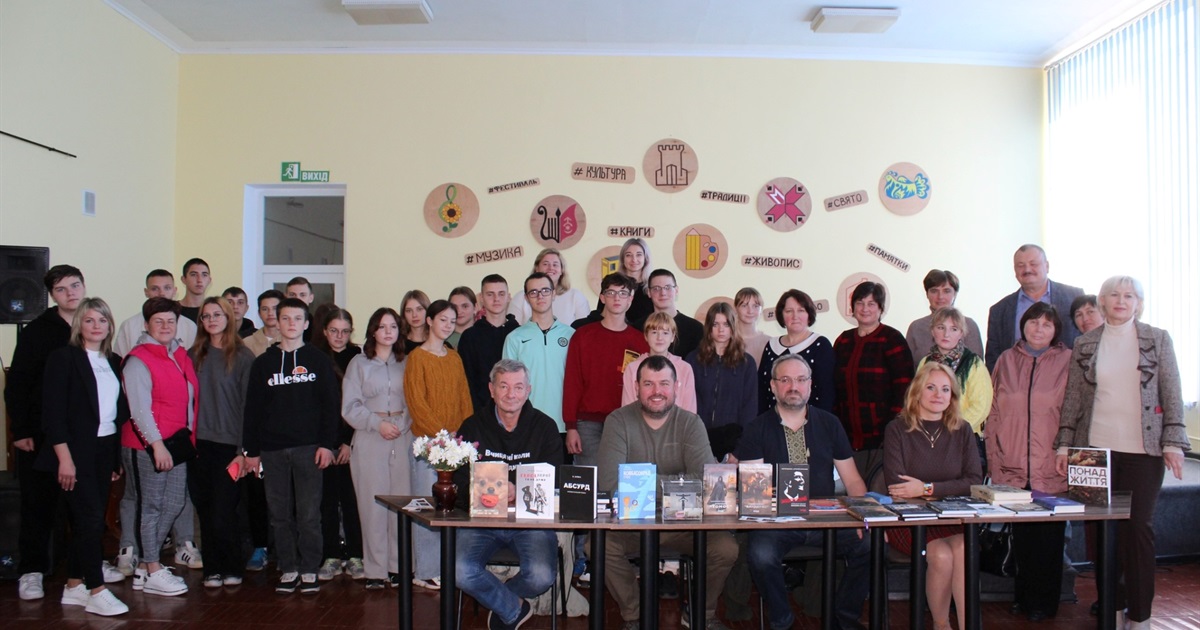 Новини воєнного часу. Виставка, 70-річчя школи, зустріч з письменниками, відзнака