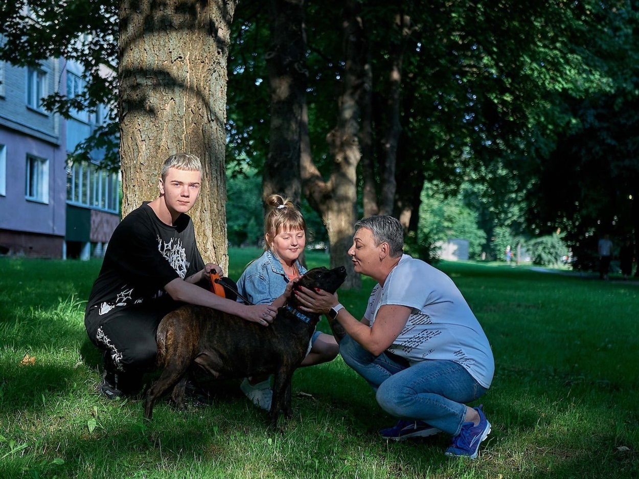 Афіна з родиною Дмитра 