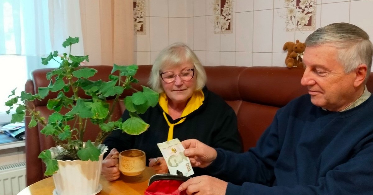 «Якби не вік, то пішли б воювати». Родина березнянців зробила подарунок військовим