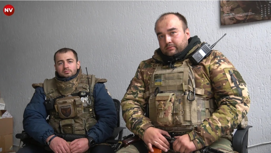 Поліцейські, які повернулися з патрулювання