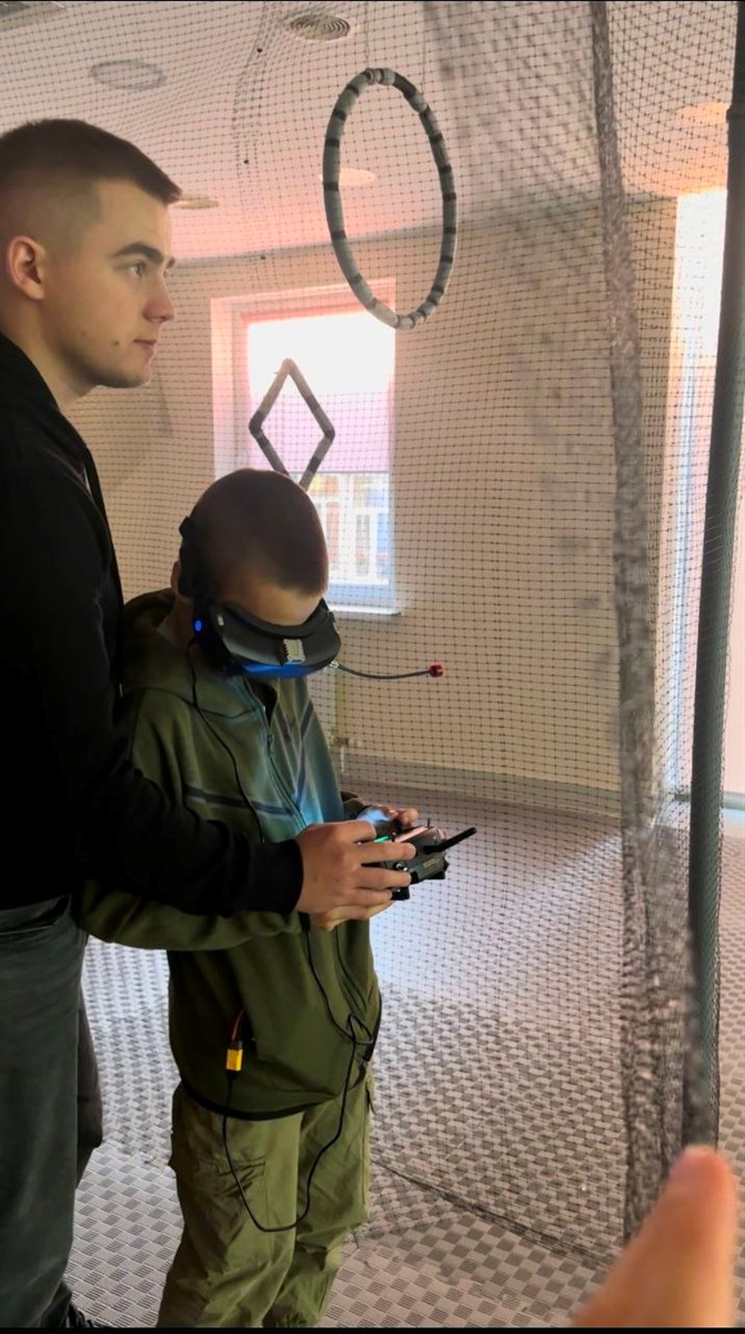 Відпрацювання навичок у школі керування FPV-дронами