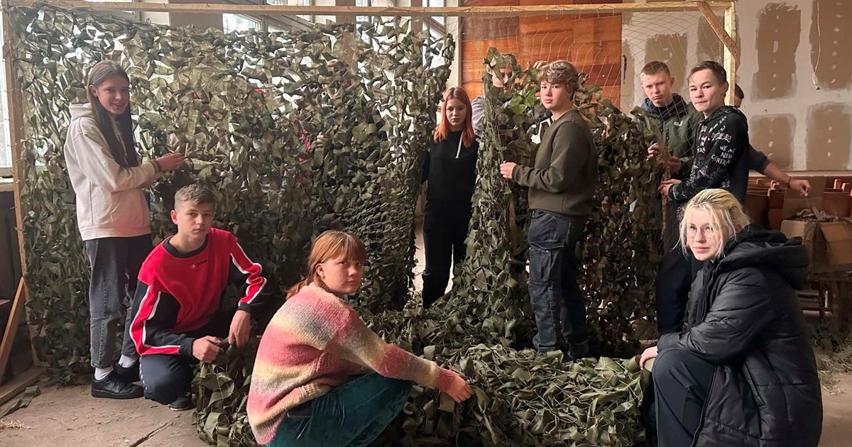 "Сітки плетуть усі!": як в Старокостянтинівському аграрно-промисловому ліцеї допомагають ЗСУ