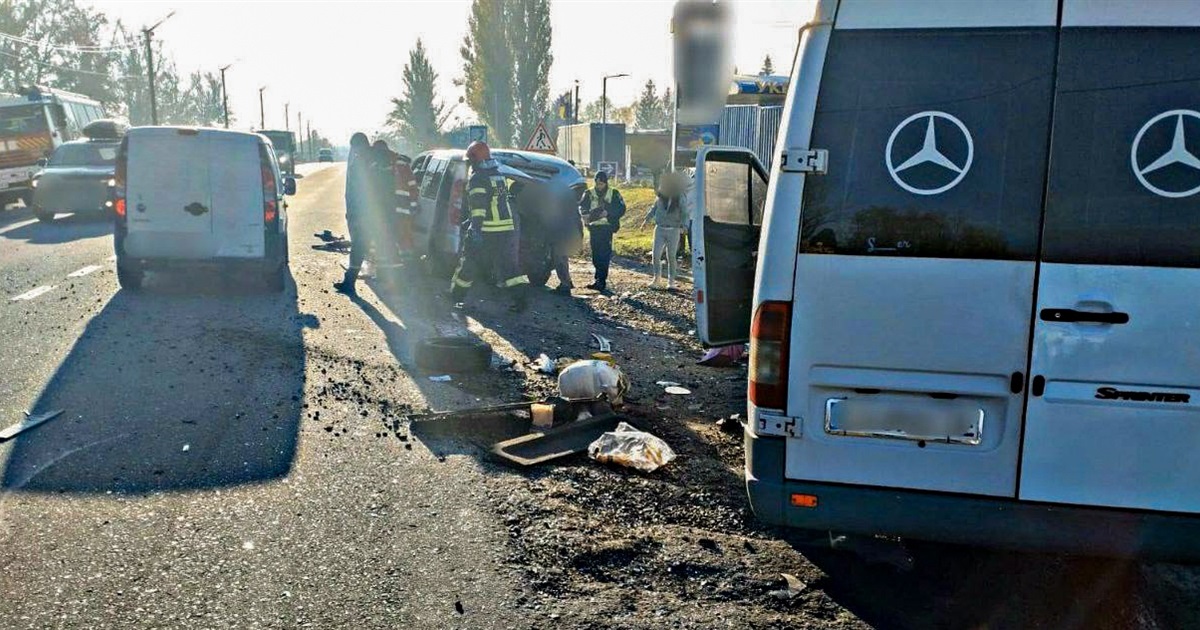 На в'їзді до Кагарлика зіткнулися автівки і мікроавтобус: є травмовані (ситуацію з ДТП уточнено)