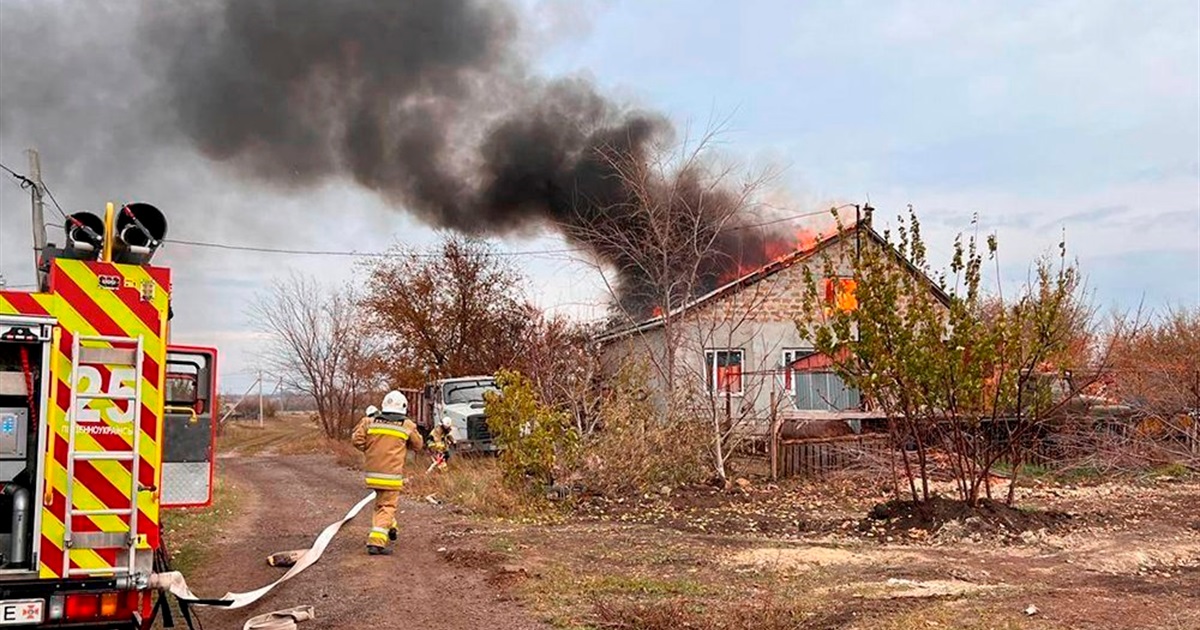 Пожежа у селищі Костянтинівка: вогонь знищив 120 квадратних метрів даху