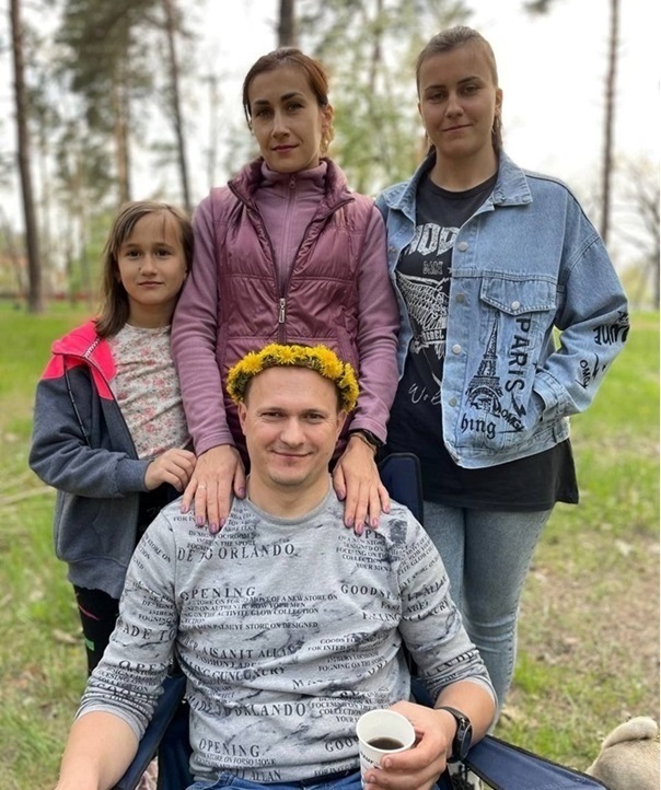 Денис з дружиною та доньками