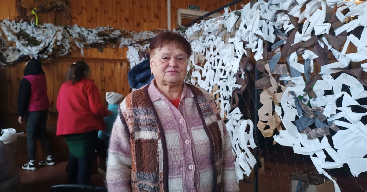 Три роки 76-річна волонтерка Катерина Ткачук з Переяслава їздить через усе місто плести сітки воїнам