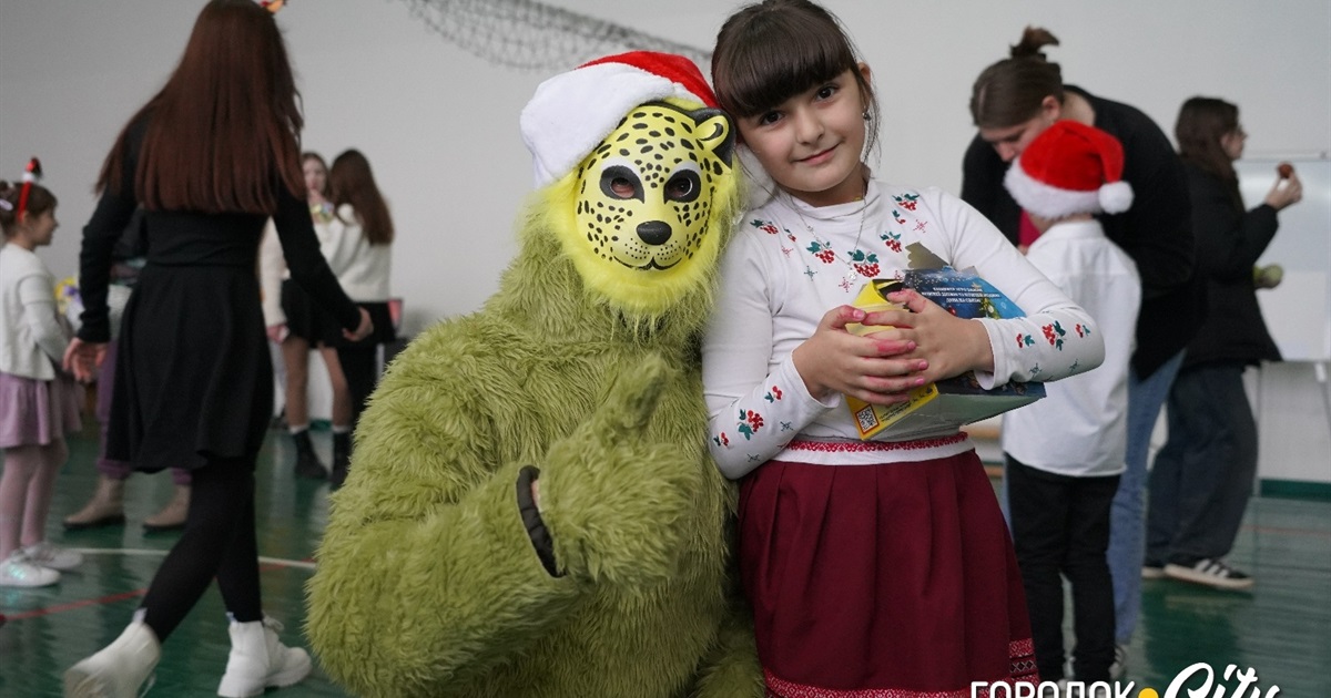Загадковий Грінч та благодійний ярмарок: як у Городоцькому ліцеї №3 відзначили День Святого Миколая