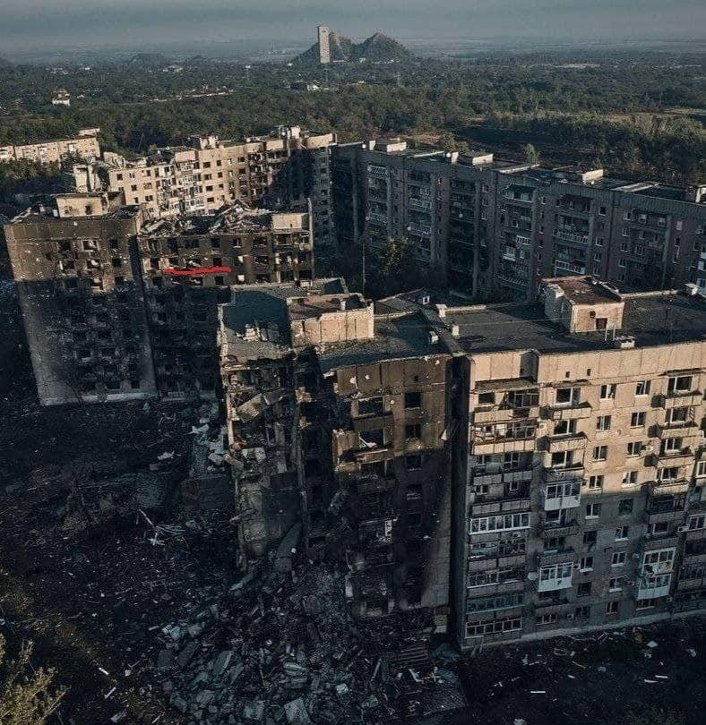Зруйнована багатоповерхівка, де мешкала родина