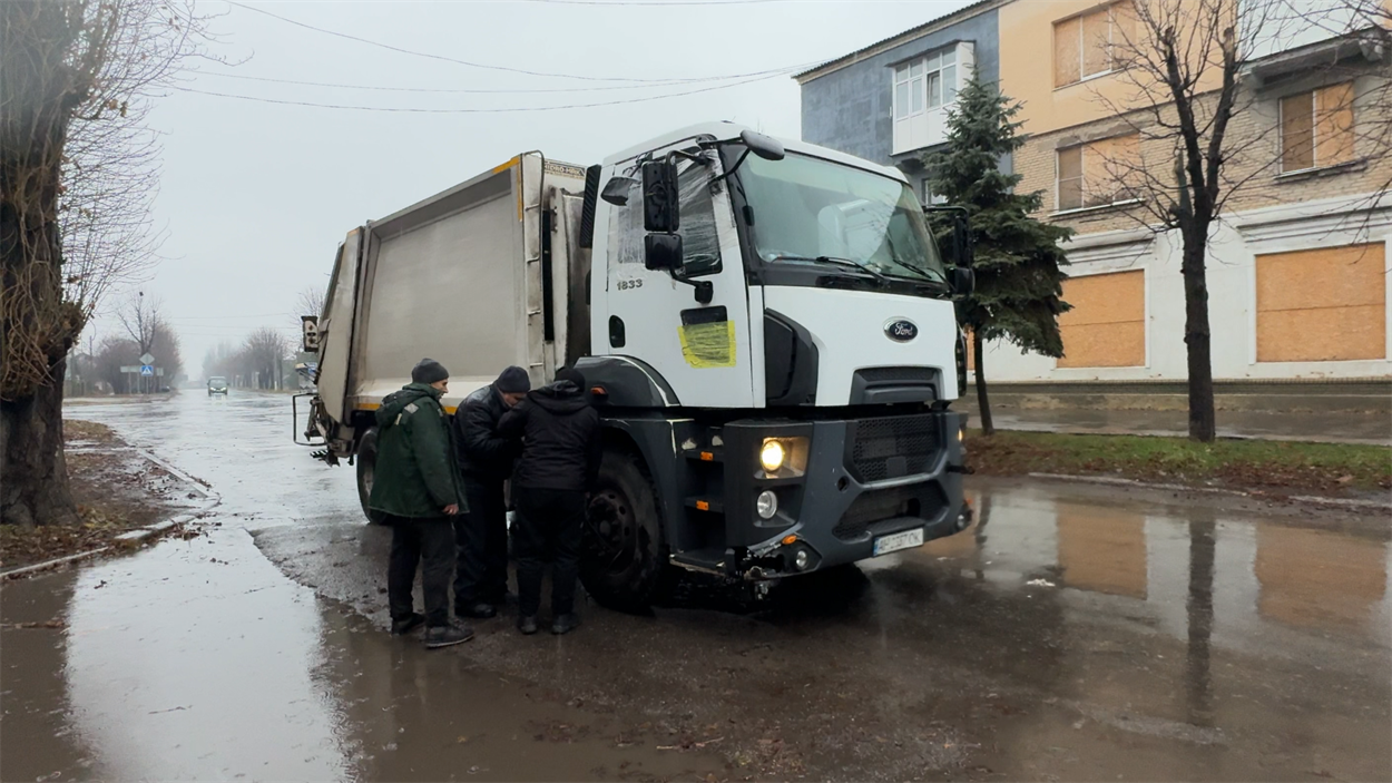 Комунальники продовжують працювати