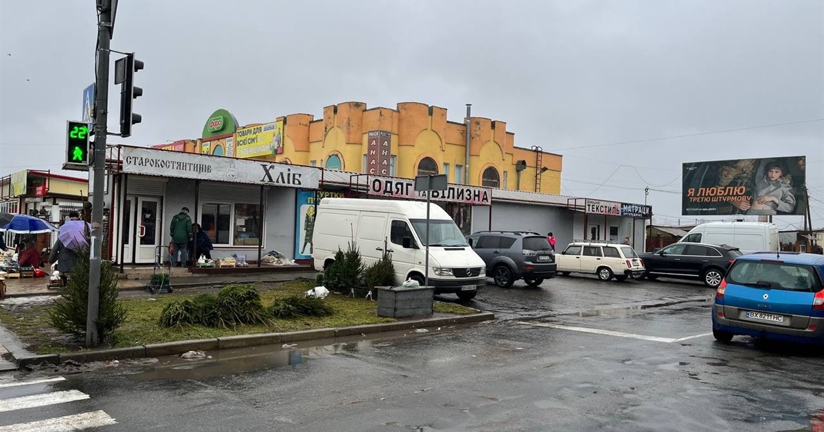 У Старокостянтинові вже продають новорічні ялинки: яка вартість