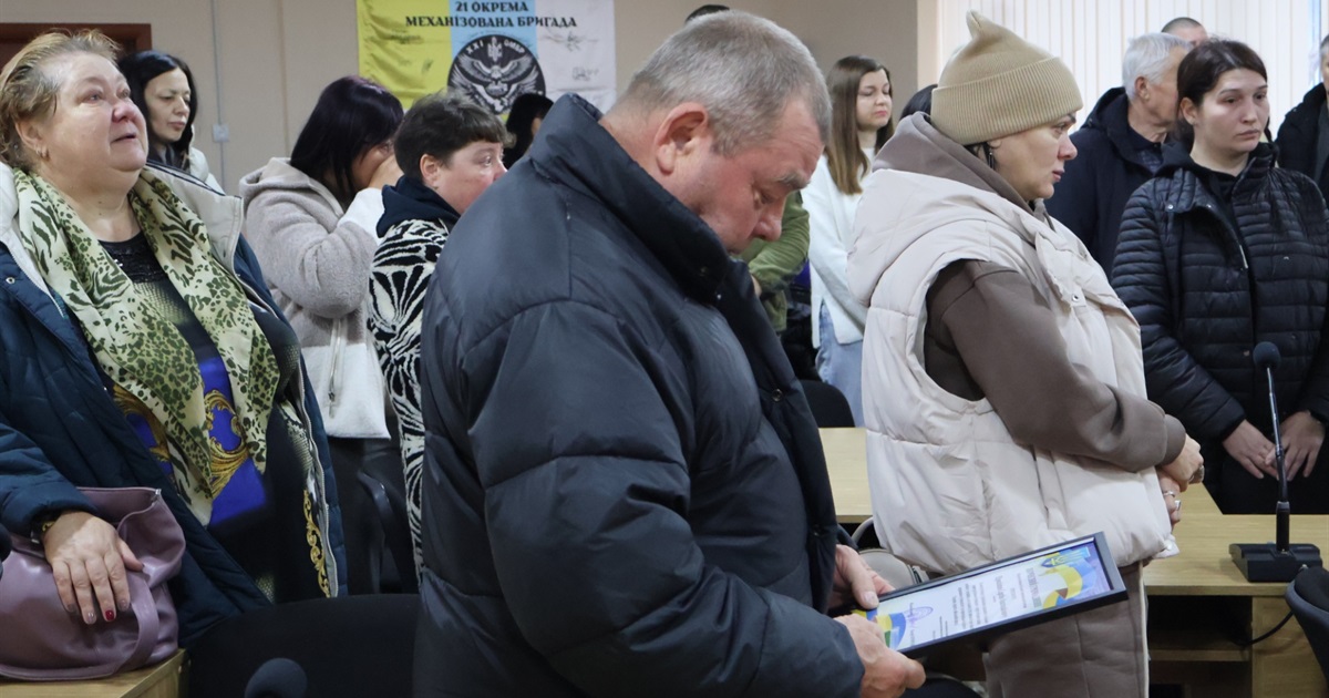 Родичі 26 загиблих південноукраїнців прийняли посвідчення про звання Почесного громадянина. Фото