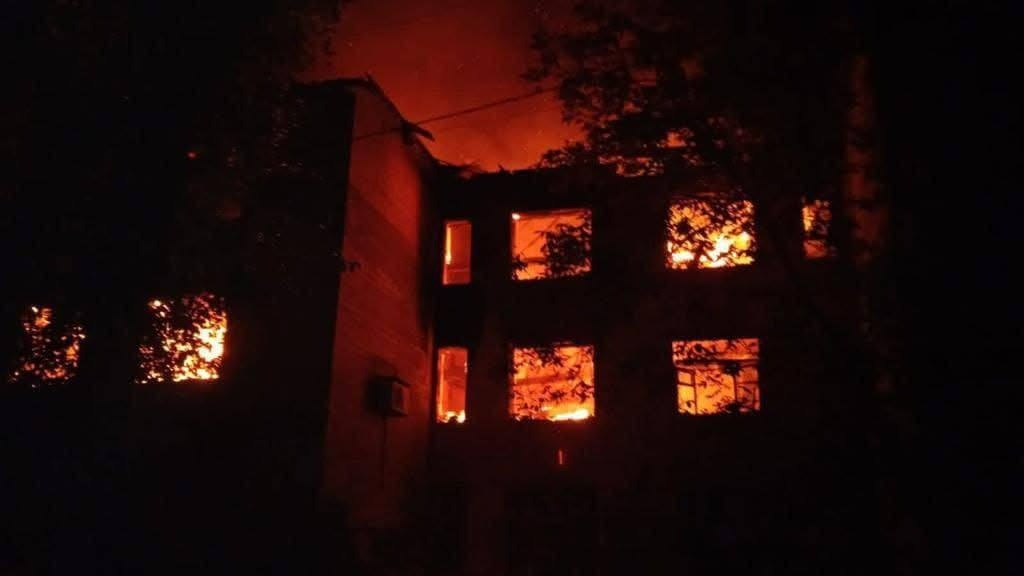 Після одного з обстрілів будинок, де минули 15 років життя пані Ірини, згорів