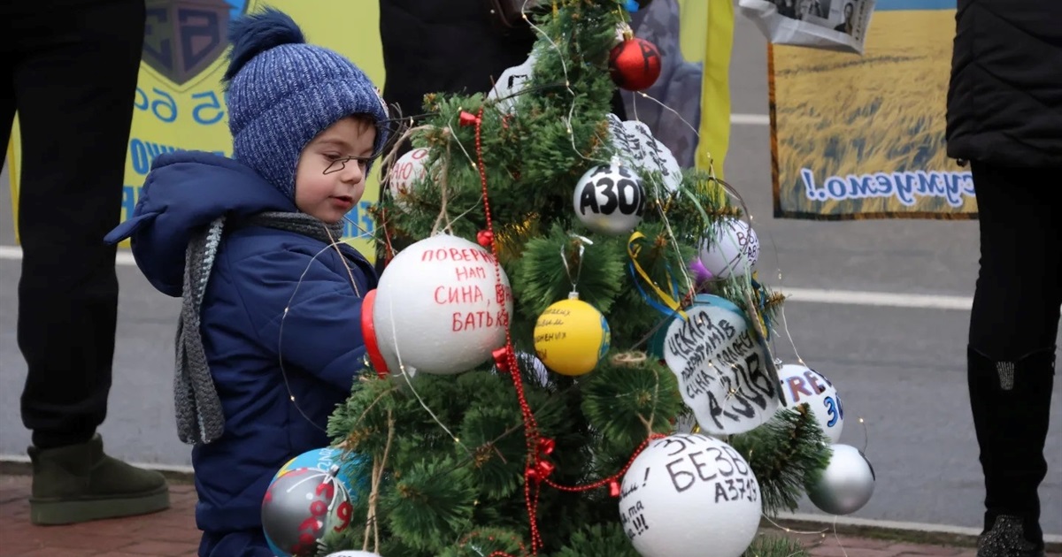 Ми третє Різдво чекаємо рідних з полону. Ця ялинка з колючим дротом — символ нашої боротьби
