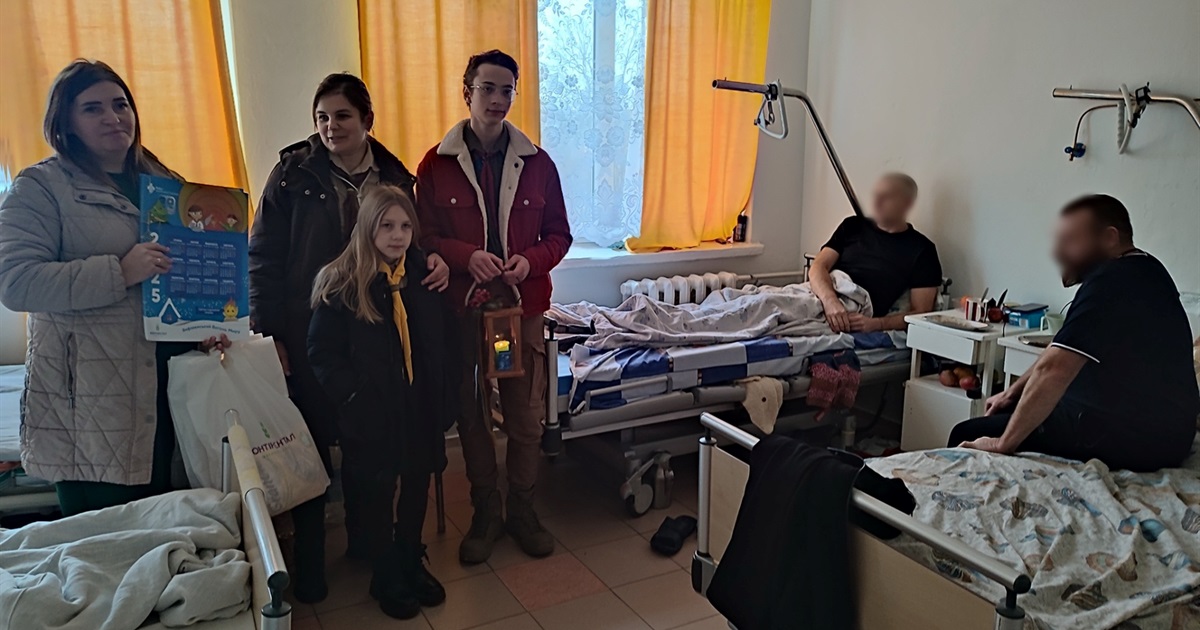 Захисникам, які проходять лікування у Старокостянтинівській лікарні, передали Вифлеємський Вогонь