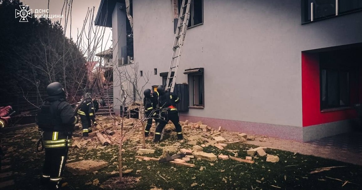 На Київщині уламками БпЛА пошкоджено будинки, постраждала жінка
