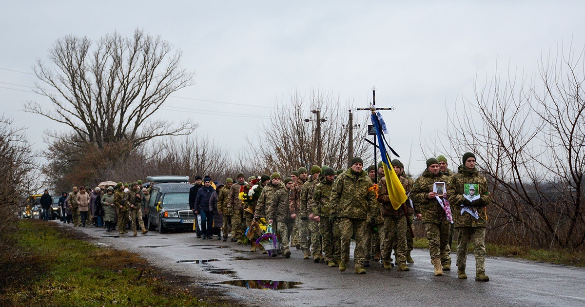 А небо зросило його останню дорогу слізьми: в Кагарлику поховали воїна-захисника Євгенія Родину