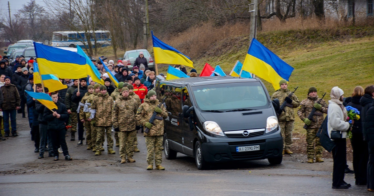 Остання путь воїна: в Ставах поховали Ярослава Майоренка. Він бив ворога в Курській області