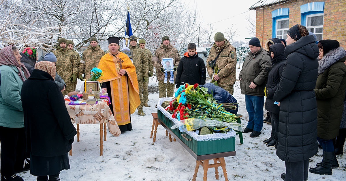 Пелюстками встелили дорогу: в Ставах поховали воїна Романа Притику. Він бив ворога на Харківщині