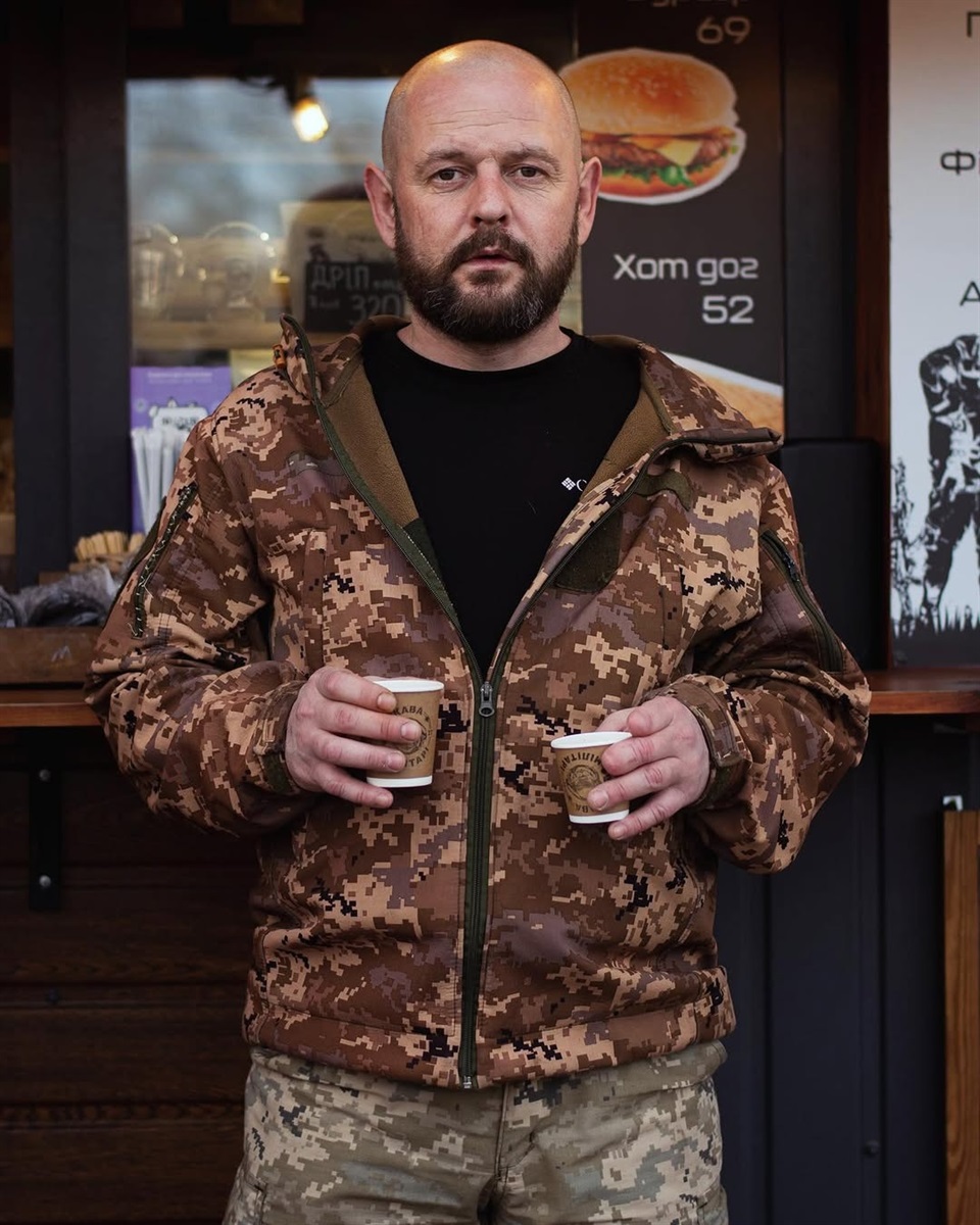 Військовий з кавою