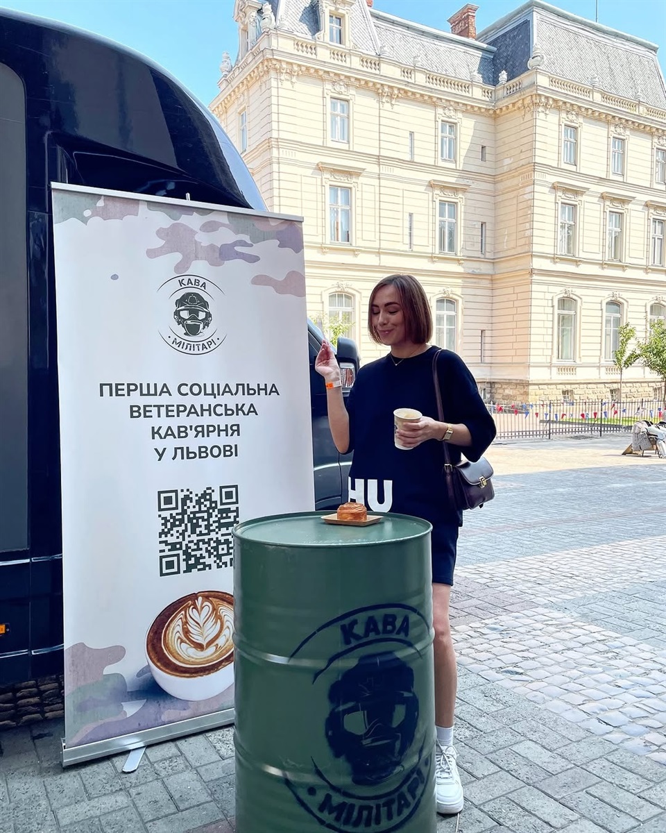 Дівчина п'є каву і їсть тістечко