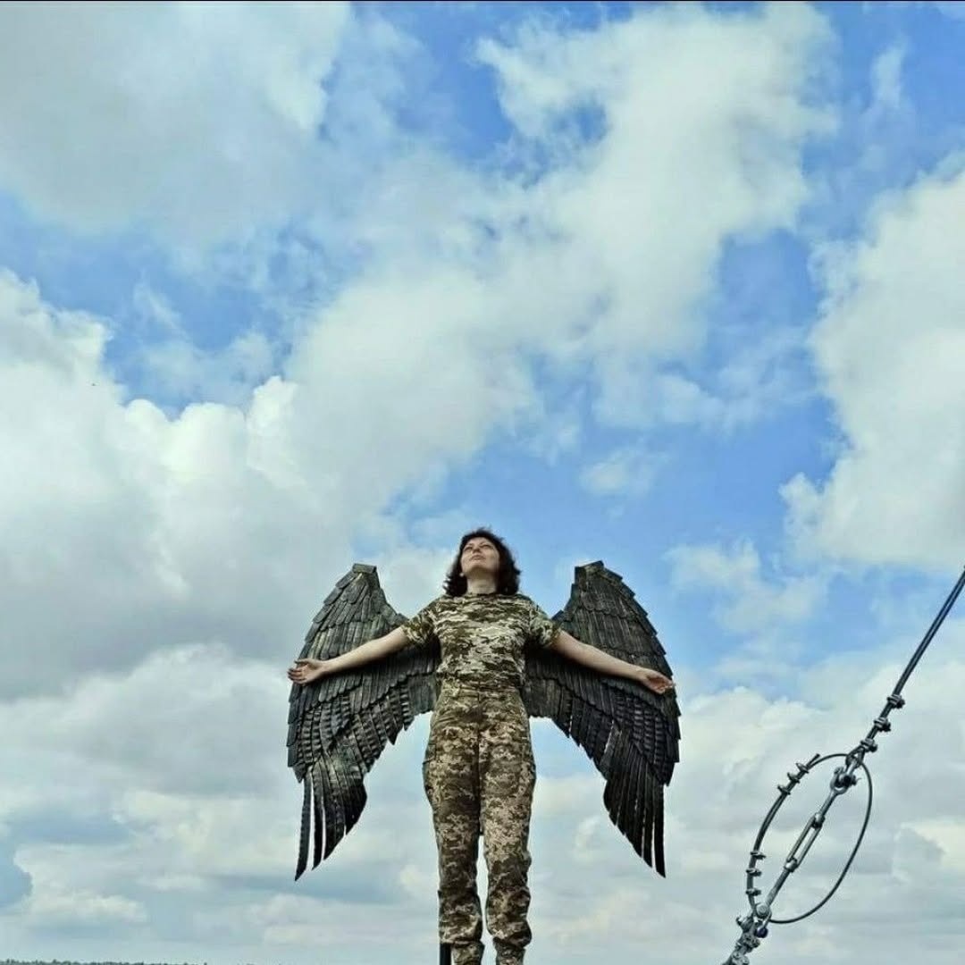 жінка з крилами
