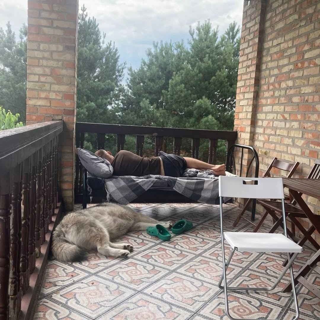 чоловік і собака сплять