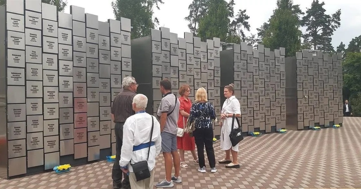 501 викарбуване ім’я. У Бучі відкрили меморіал на честь загиблих під час окупації