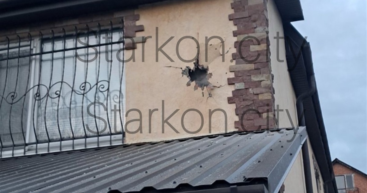 Ворожим обстрілом у Старокостянтинові пошкоджено стіну приватного будинку