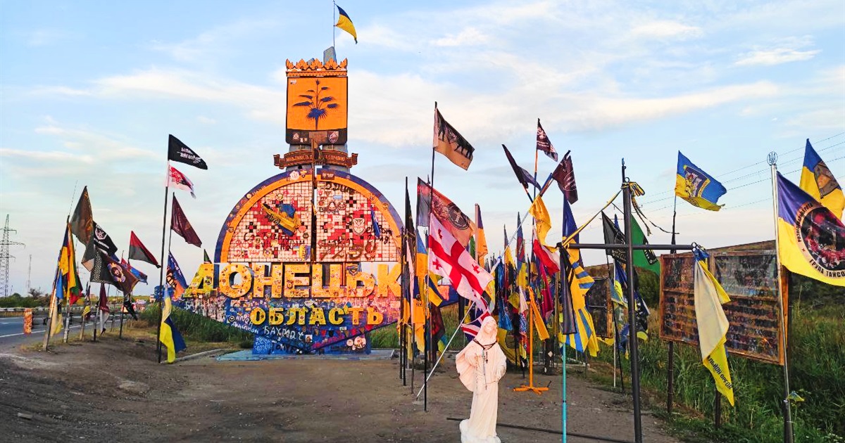 Щоб її могли побачити наші діти й наступні покоління. Волонтери закликають врятувати стелу Донеччини