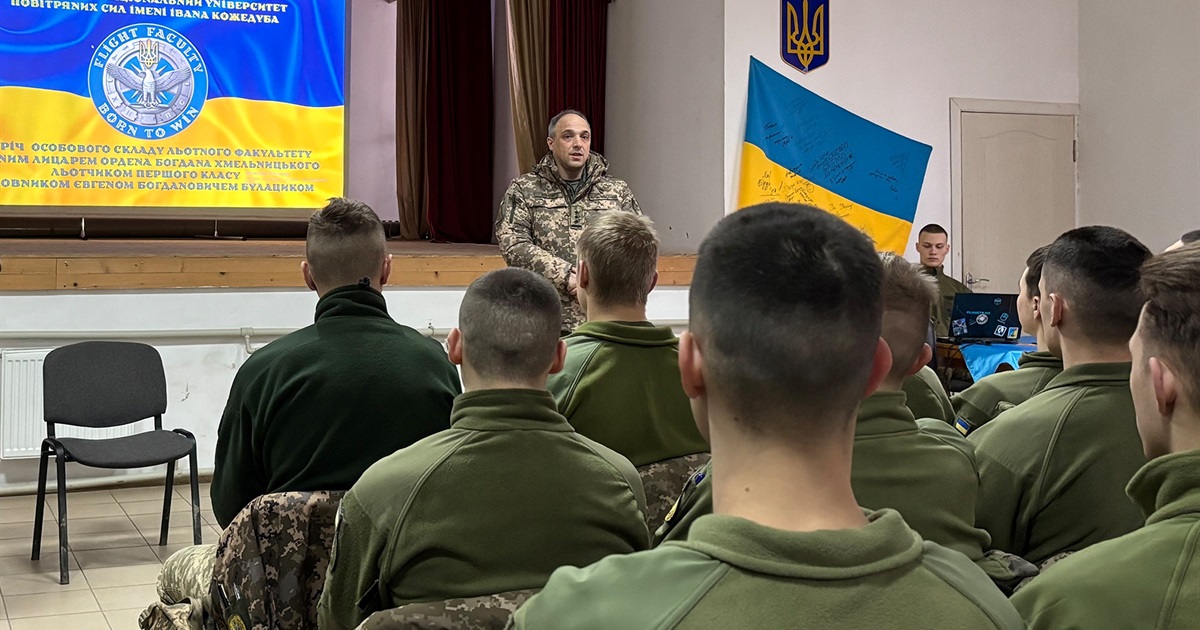 Курсанти Харківського університету зустрілися із бойовим командиром Євгеном Булациком