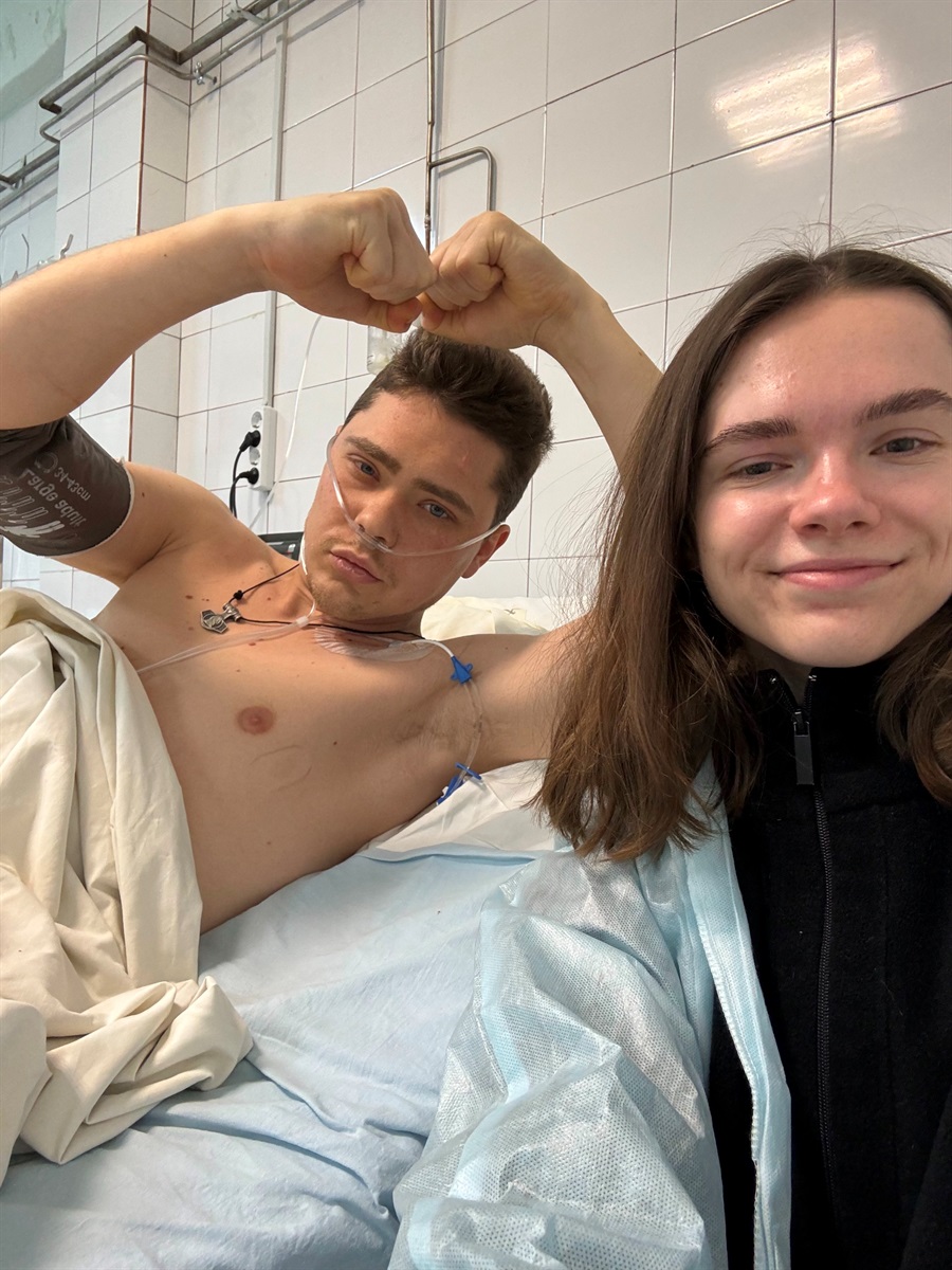 хлопець і дівчина у лікарні