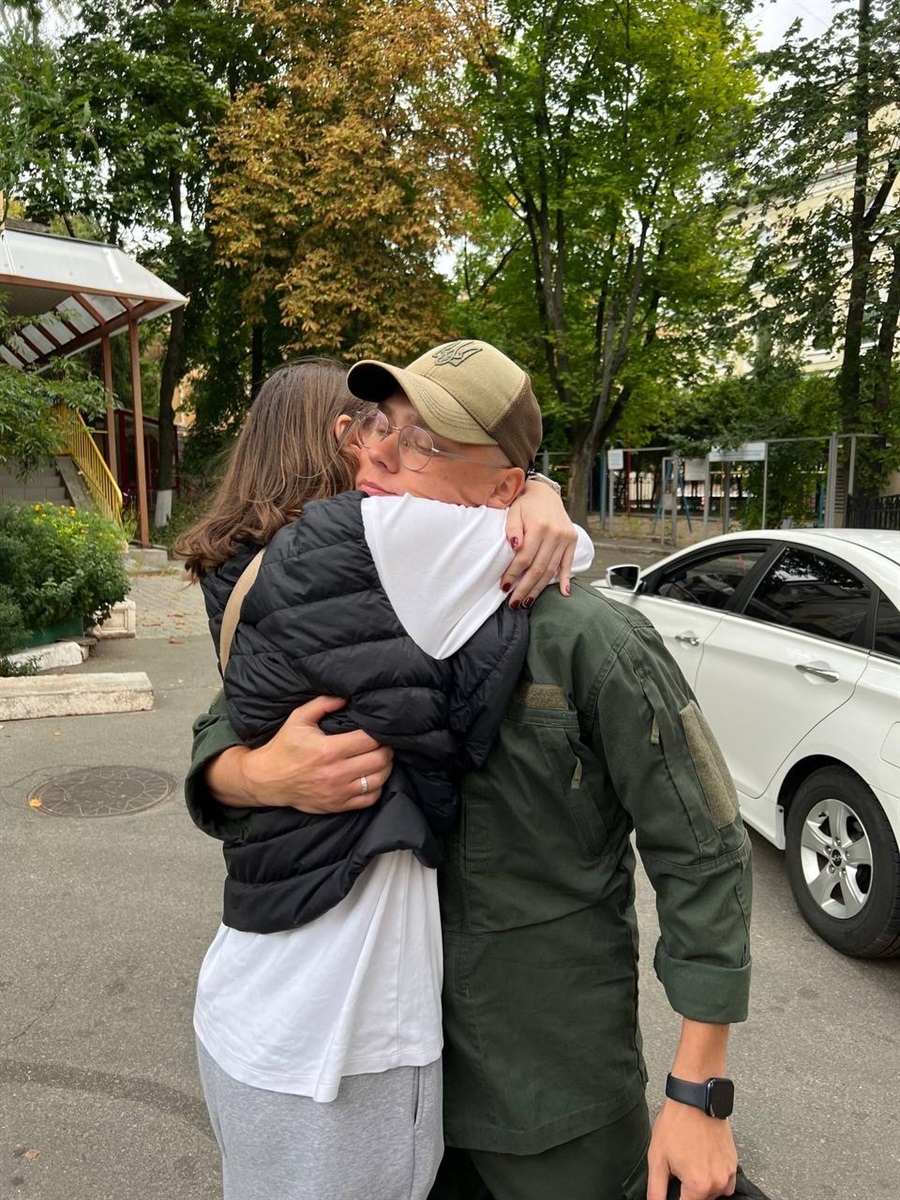 молода пара обіймається