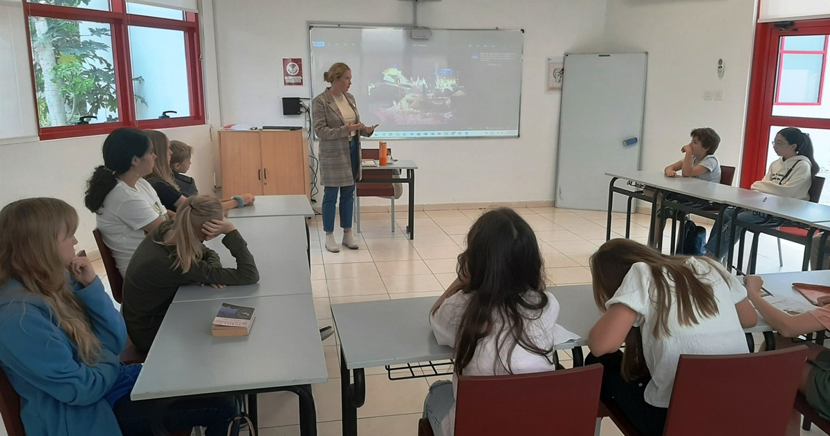 В Українській школі в ОАЕ "Софія" відбулася зустріч із учасницею Революції гідності