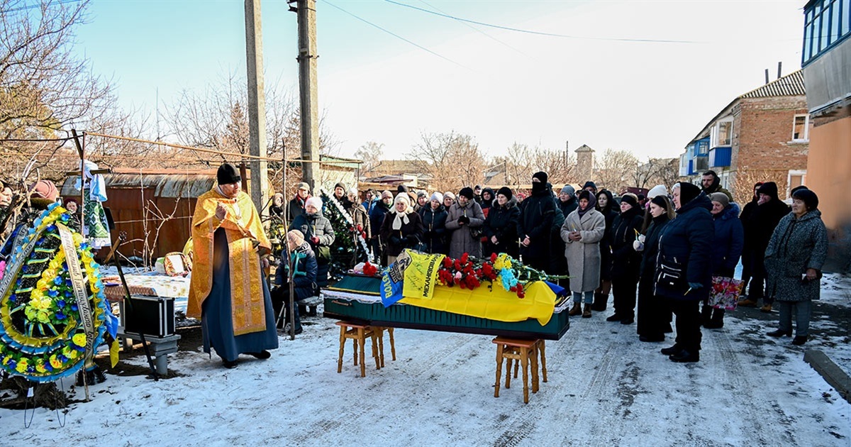 «Він був найкращим у світі чоловіком і татом» — у Кагарлику попрощалися з воїном Віталієм Махуном