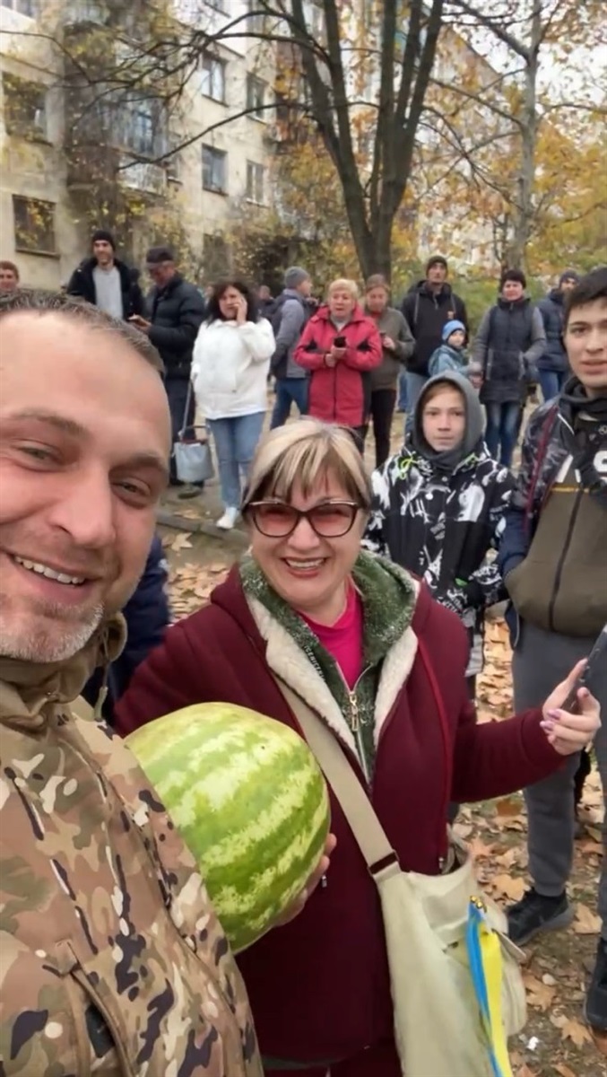 чоловік у формі з кавуном