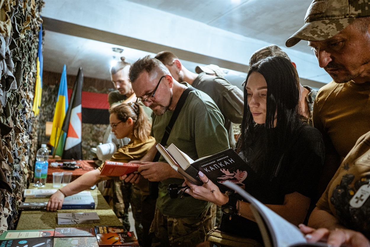 військові з книгами в руках