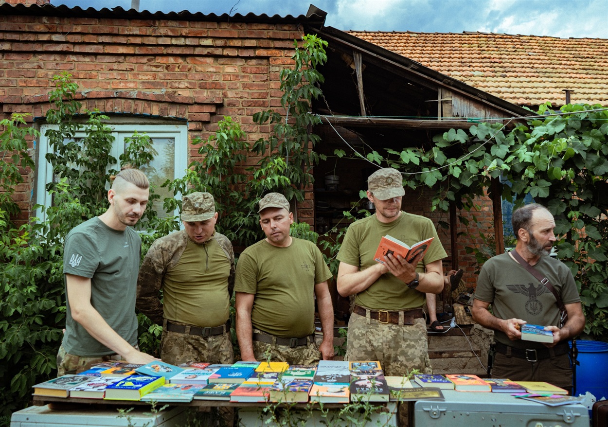військові біля книг