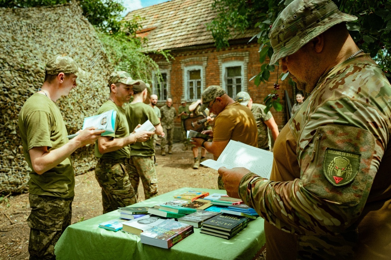 військові з книгами