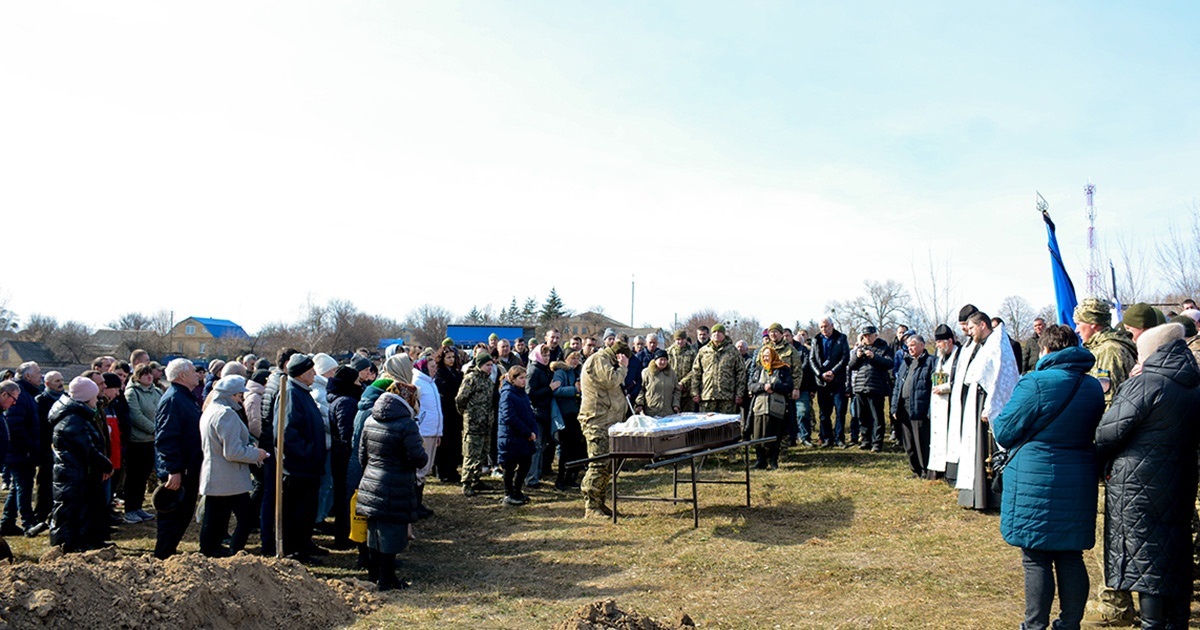 На похорон зійшлося ледь не все село - у Демівщині попрощалися з воїном Русланом Коробенком