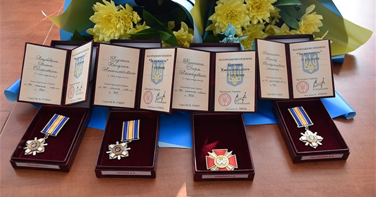 У Старокостянтинтинові передали державні нагороди родинам захисників України (посмертно)