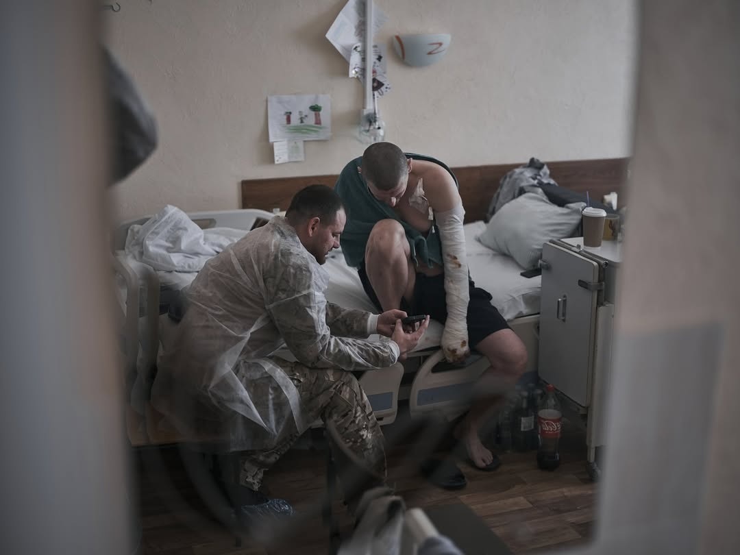 Поранений військовий з побратимом