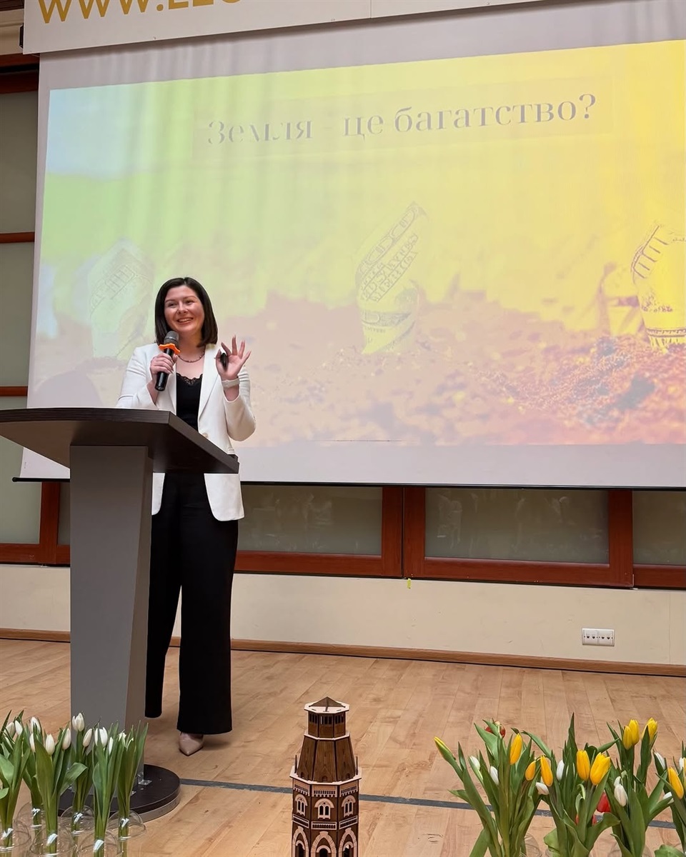Ірина Скутельник на лекції про землю для захисників