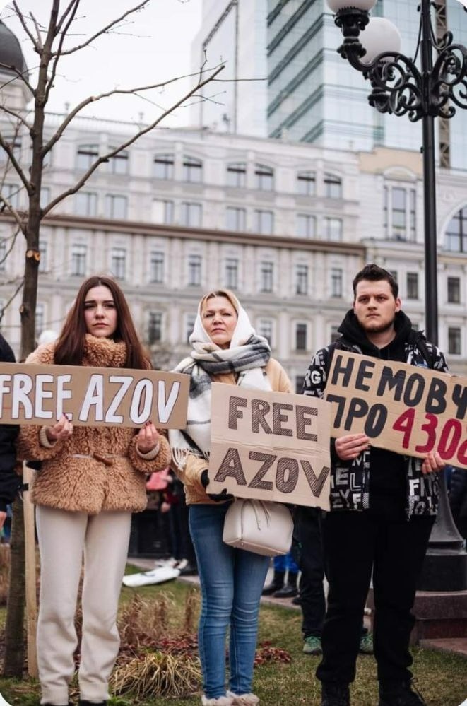 Софія з мамою на акції