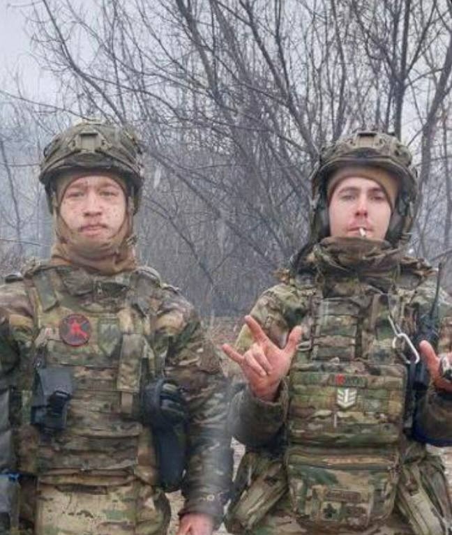 Ліворуч "Білослав", праворуч "Перший", командир розрахунку, загинув при прориві на "Азовсталь"