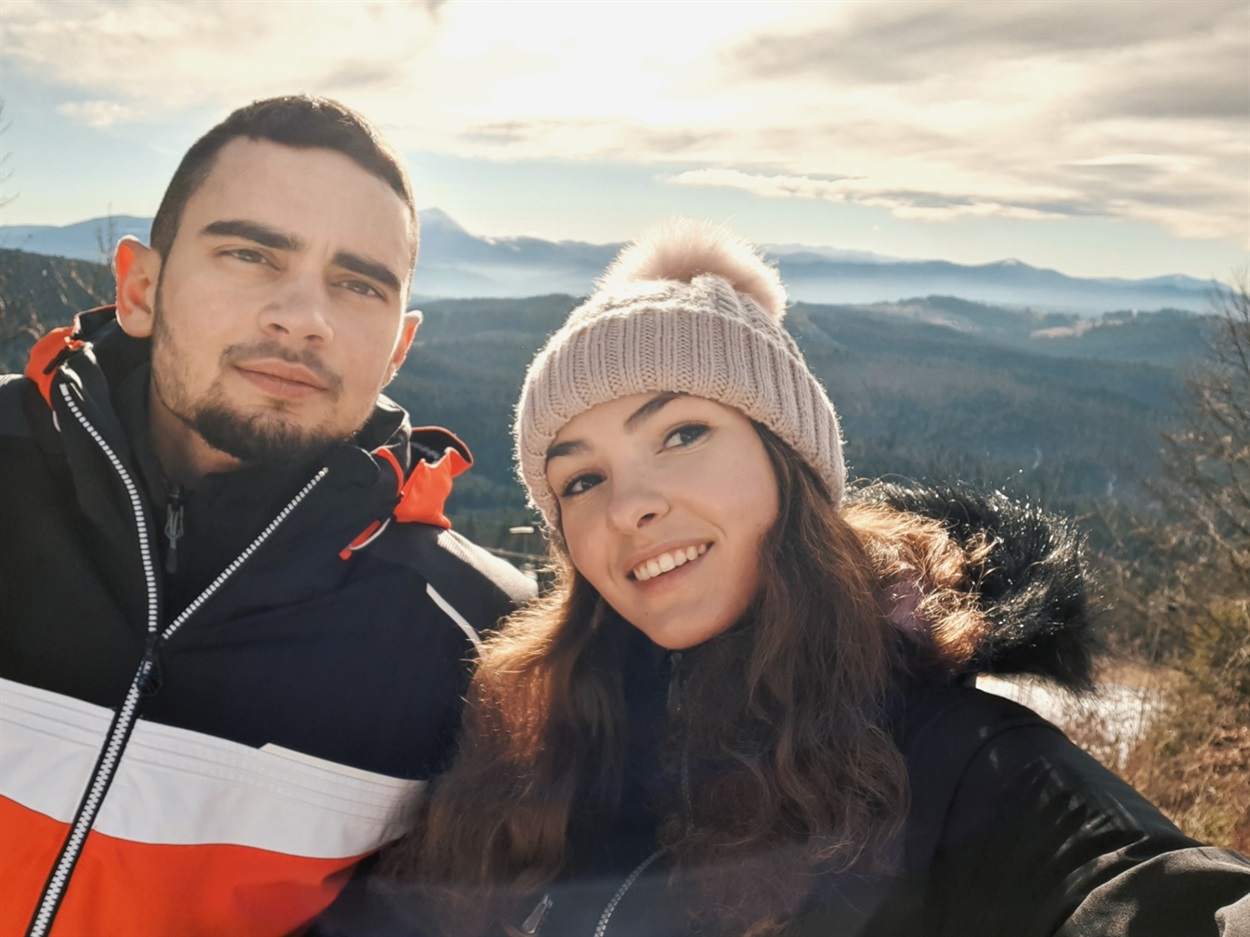 дівчина з хлопцем в горах