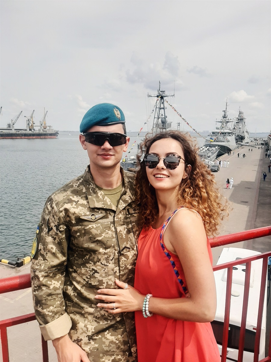 дівчина з військовим 